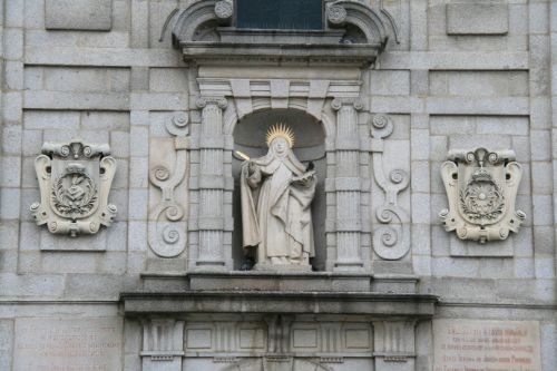 门楣上的圣特蕾莎修女雕像.